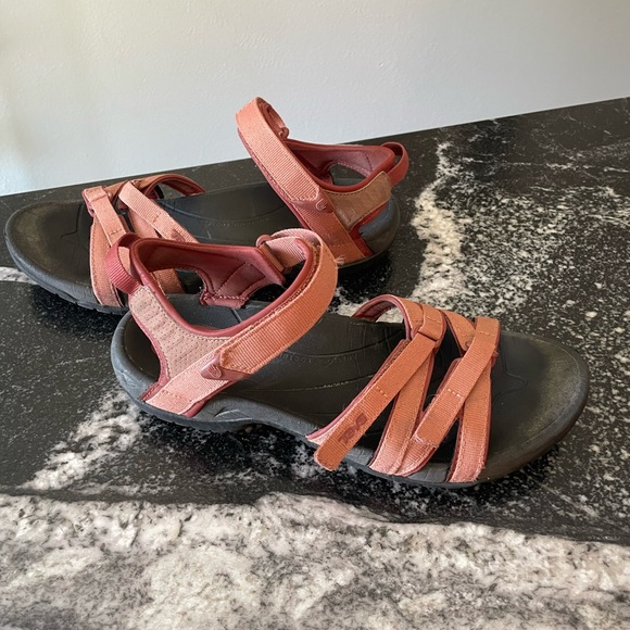 Teva Coral and Black Sandals Comfortable Outdoor Design Women's Size 9 1/2 - Picture 4 of 5